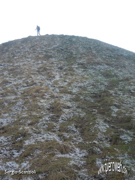 23 SALENDO VERSO LA CIMA DEL TREMEZZO.jpg